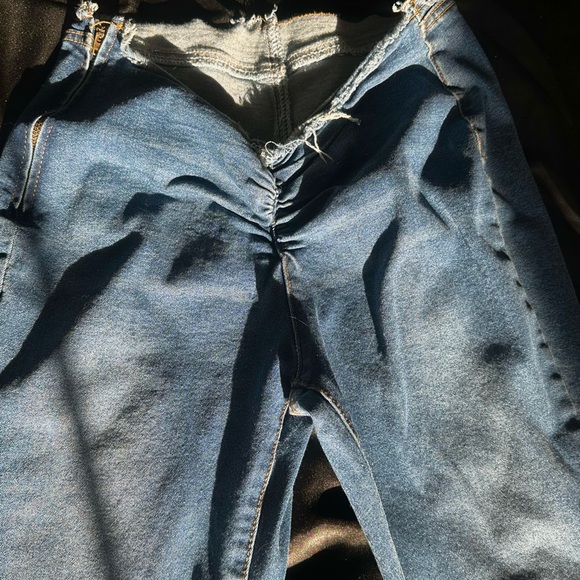 Flared pocketless V scrunch jeans💙 - Picture 2 of 2
